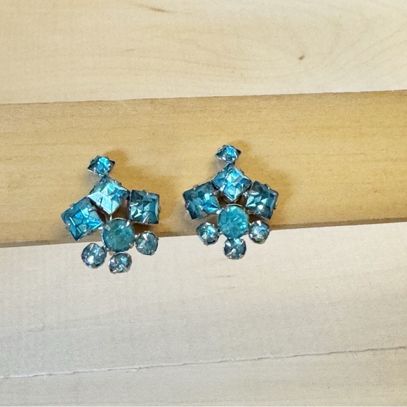 Vintage Gorgeous Aqua Blue Rhinestone Earrings Screw Back Cluster Earrings - Picture 5 of 10